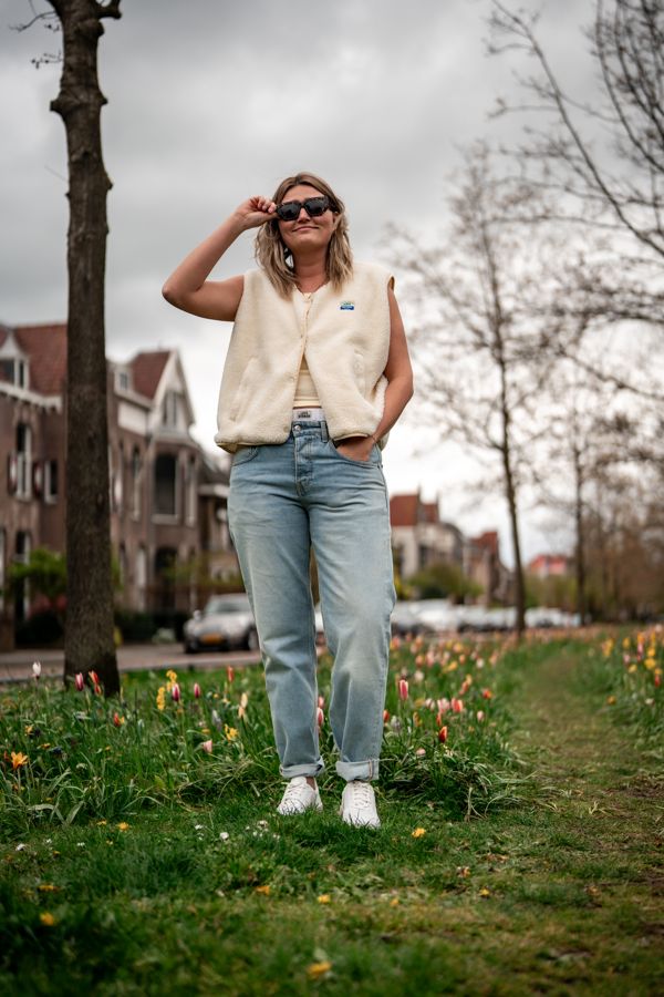 Klant tussen de tulpen